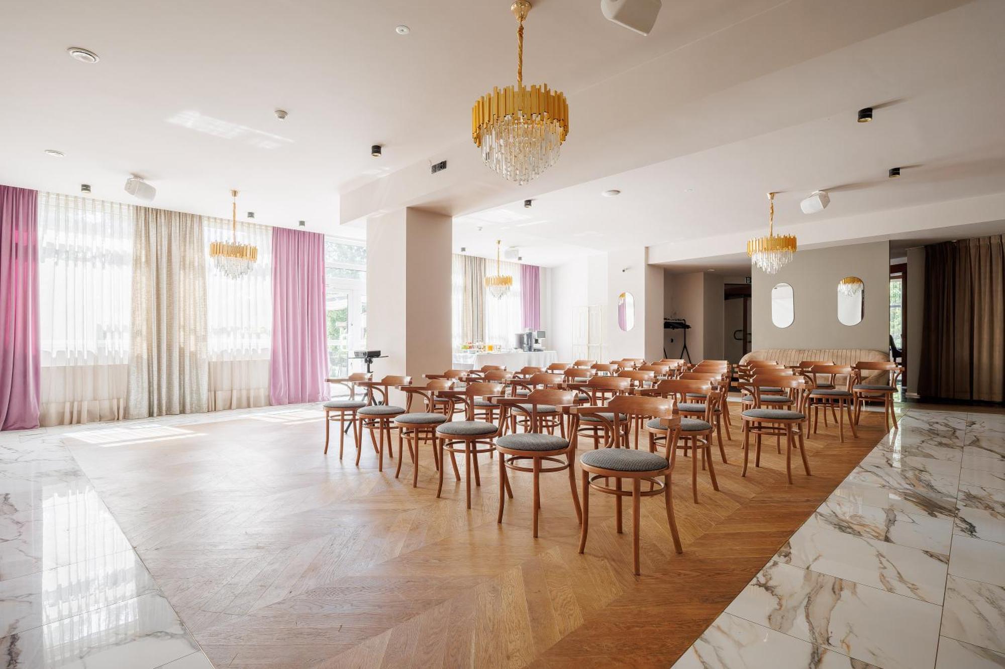 Hotel Cristal Park Tarnow Extérieur photo