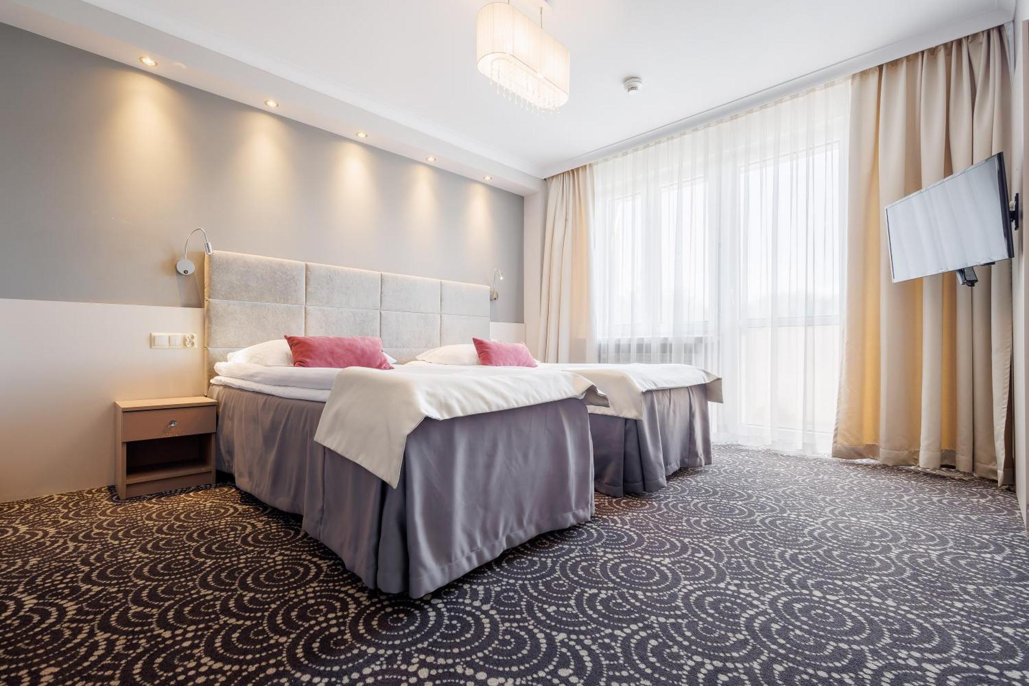 Hotel Cristal Park Tarnow Extérieur photo